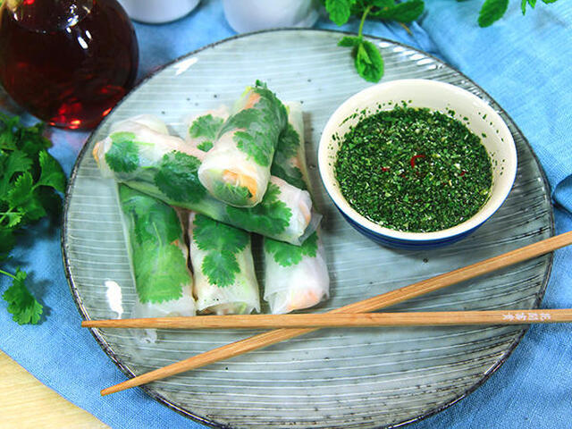 Vietnamesiska vårrullar med nouc cham-dippsås