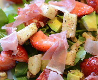 Sallad med jordgubbar och äpple