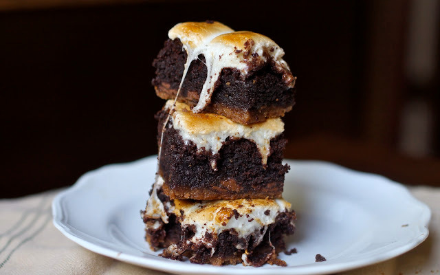 Brownies med marshmallowtäcke och choklad