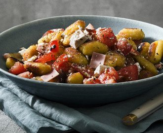 Vitlöksstekt gnocchi med skinka, tomat och fetaost