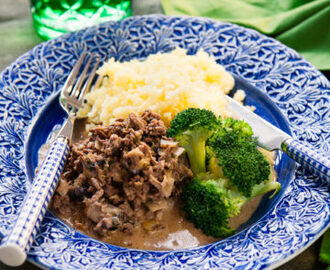 Köttfärsgryta med svamp och rödvin med pressad potatis