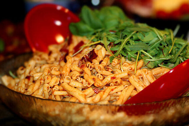 Italiensk pastasallad med röd pesto och soltorkade tomater