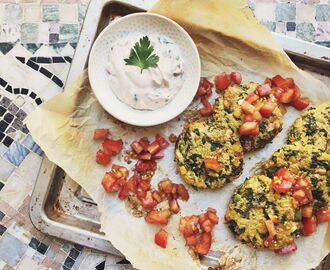 Glutenfria quinoaburgare med spenat, fetaost och majs