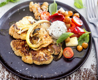 Blomkålssteaks med fruktig sommarsallad