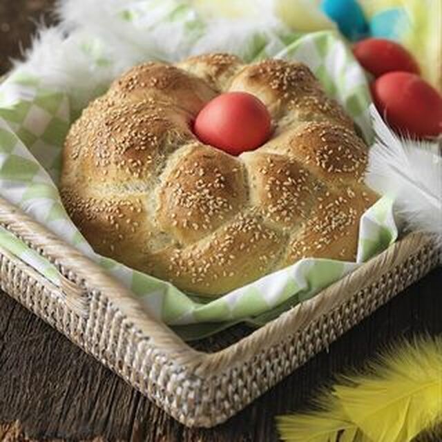 Grekiskt påskbröd med symboliskt ägg
