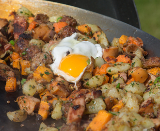 Pyttipanna på grillen med stekt ägg