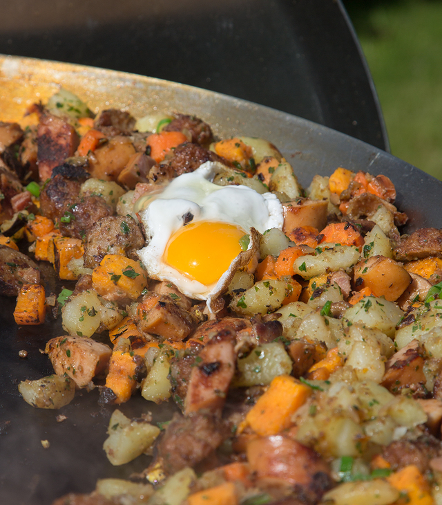 Pyttipanna på grillen med stekt ägg