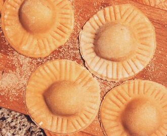 Porcinifylld ravioli med enkel tomatsås