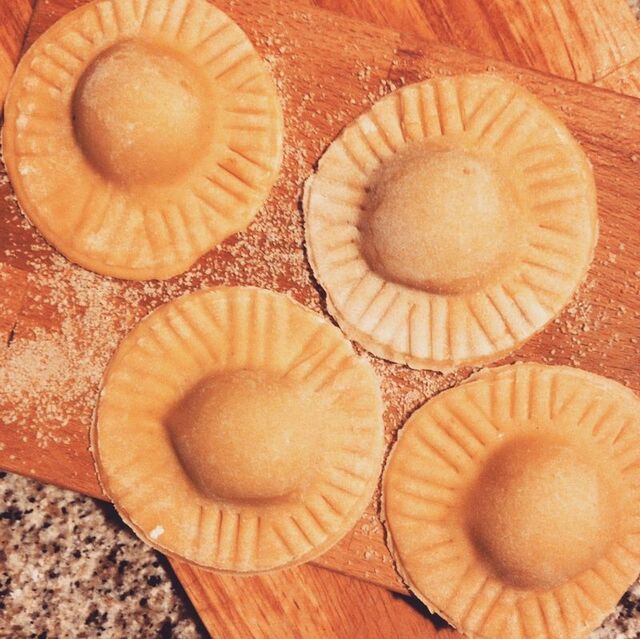 Porcinifylld ravioli med enkel tomatsås