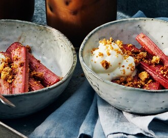 Grillade honungs- och vaniljrabarber med kardemummagrädde och grillad vit choklad