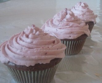 Choklad cupcake med hallon frosting