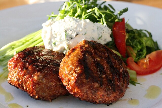 Kolgrillade ajvarbiffar, ricottakräm och somrig sallad