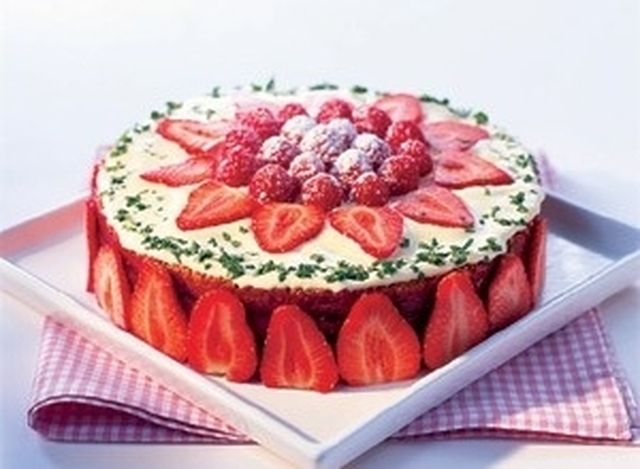 Sommartårta med jordgubbssylt och hallon