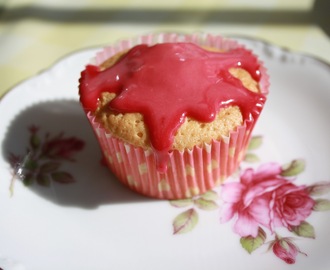 Vallmomuffins/cupcakes med citronglasyr alt smörkräm med hallon