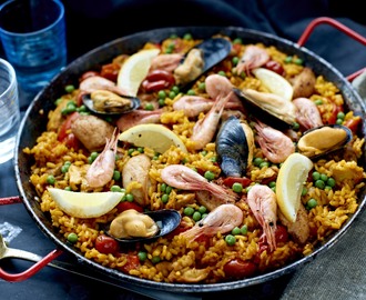 Paella med musslor och räkor