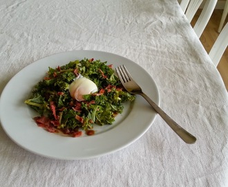 Kålsallad med pocherat ägg och baconvinegrätt