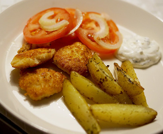 Parmesanpanerad kyckling med klyftpotatis och basilikasås