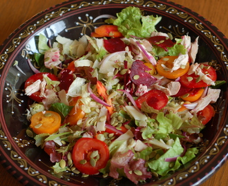 Kycklingsallad med rödbetor och parmesanost