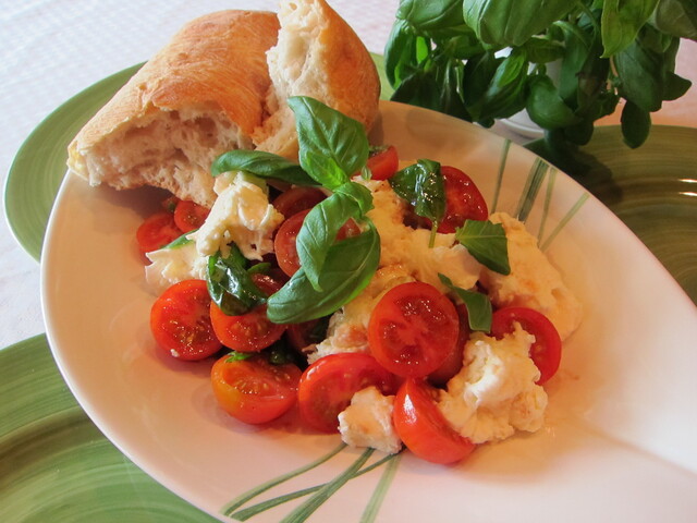 Saras Smaker: Enkel tomatsallad med mozzarella