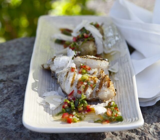 Grillad torskrygg med grillade färskpotatisar, chimichurri och parmesanost