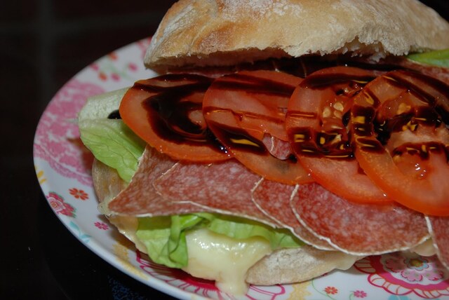 Smörgås med ljummen brie och salami