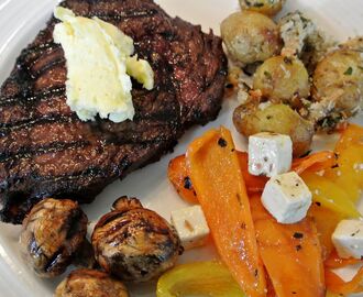 Åska och regn och entrecote med fraspotatis, champinjoner på spett och paprikasallad