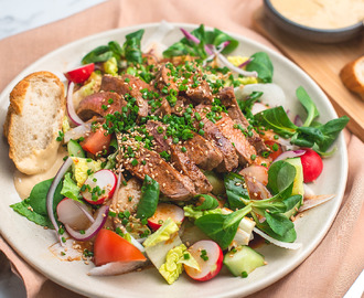 Koreansk biffsallad med rostad baguette och sojamajonnäs