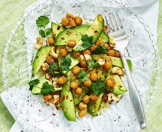 Avokado med chilirostade kikärter och cashewnötter