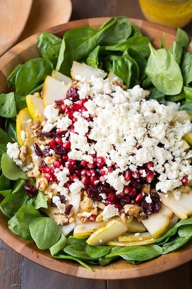 Pear, pomegranate and spinach salad