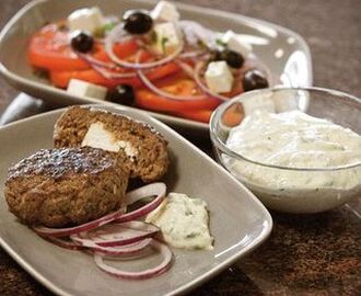 Grekiska färsbiffar med tzatziki och tomatsallad