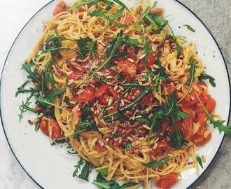 Smörig linguine med färska tomater, vitlök, solrosfrön och ruccola