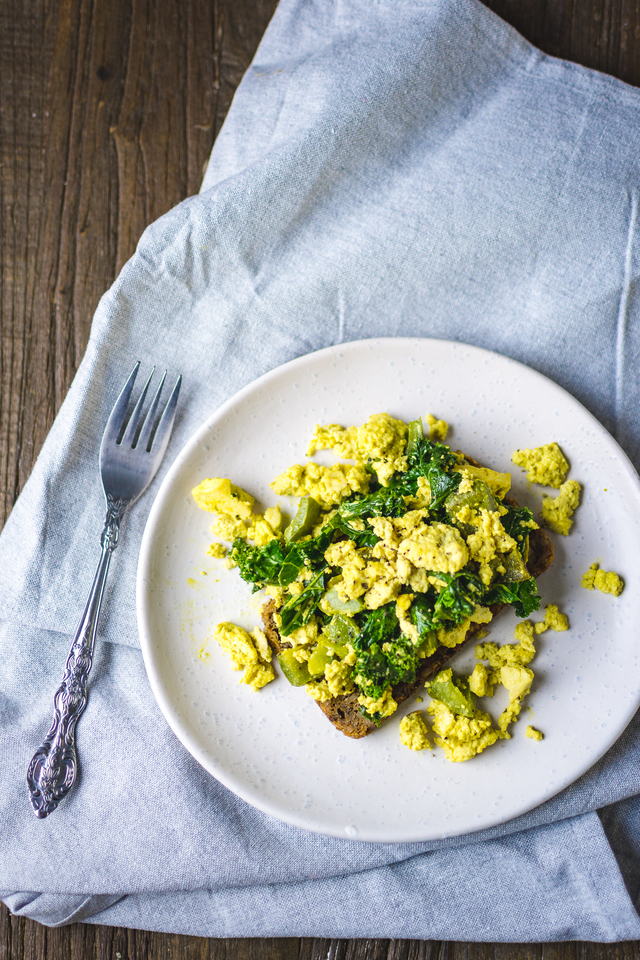 Tofu scramble with kale and bell pepper