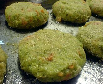 Grönsaksbiffar med broccoli morötter potatis och fetaost