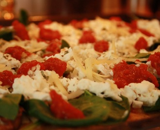 Lchf pizza med spenat, mozzarella och fetaost