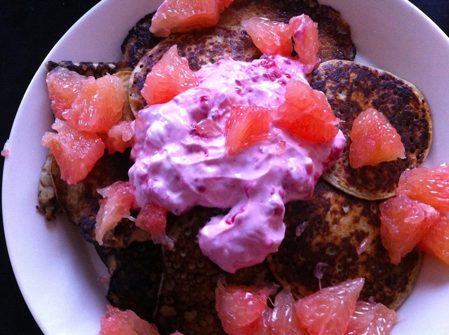 Bananpannkakor med hallonkvarg och blodgrape