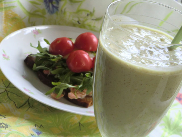 Lättlunch med banan- och avocadosmoothie samt laxsmörgås