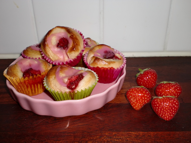 Mini jordgubb- och vaniljbullar med glasyr!