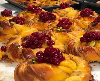 Saffransbullar fyllda med saffranskräm och pepparkakor