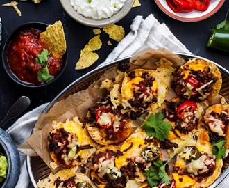 Nachotallrik med tacofärs, ost, jalapeños och guacamole