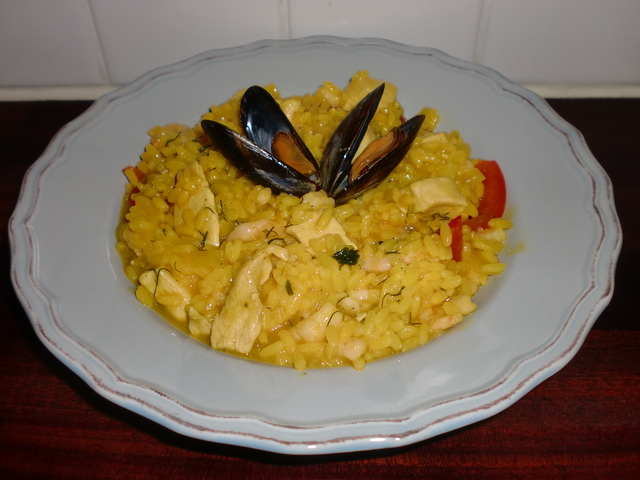 Paella-risotto med räkor och kyckling