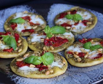 Minipizzor med pesto, rostad paprika och mozzarella