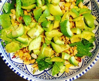 Avokado- och mangosallad med cayennenötter