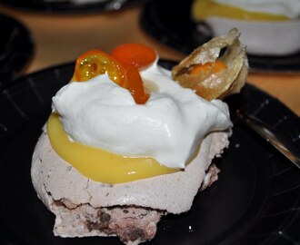 Chokladpavlova med apelsincurd och vispad grädde