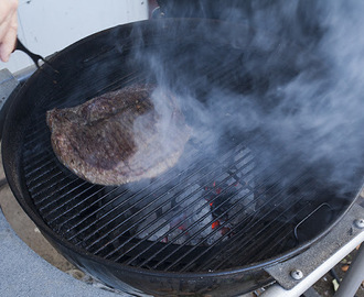 Grillrökt, lågtempat älginnanlår med skogssås