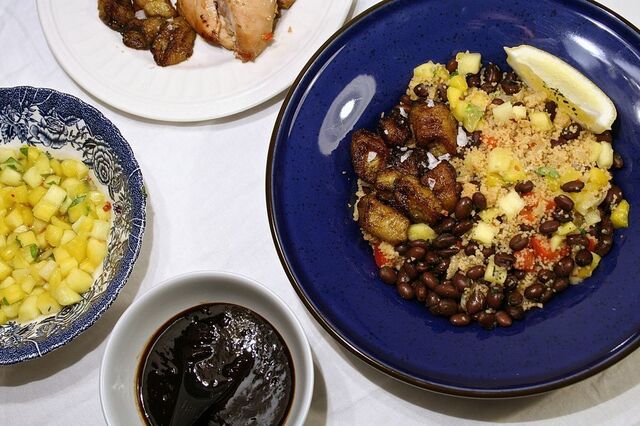 Apelsinmarinerad kyckling med couscous, svarta bönor och friterad banan