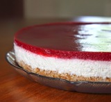 på cheesecake med bær gele på toppen