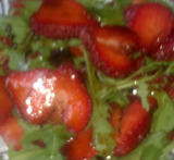 salat med jordbær og rucola