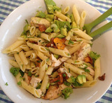 kyllingsalat med pasta og dressing