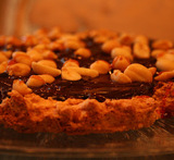 kake med karamell og peanøtter
