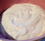 hur gör man vitlökssås med turkisk yoghurt